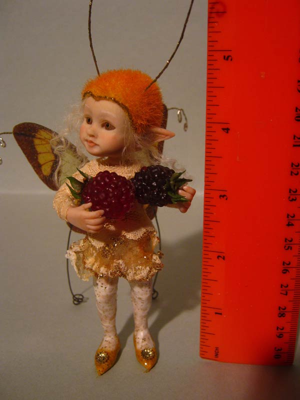 Little Fairy fae Mabel and the blackberries